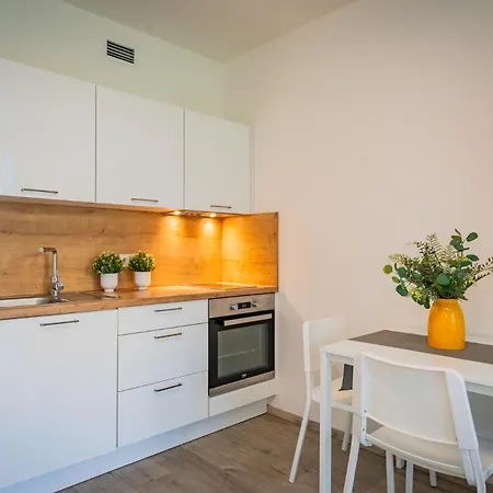 Lovely With Balcony In Residential Area Apartamento Praga