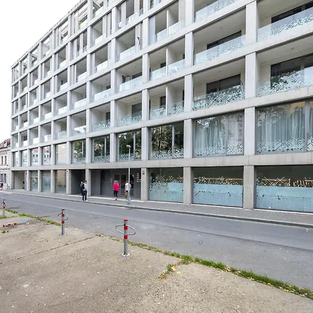 Lovely With Balcony In Residential Area Apartamento Praga